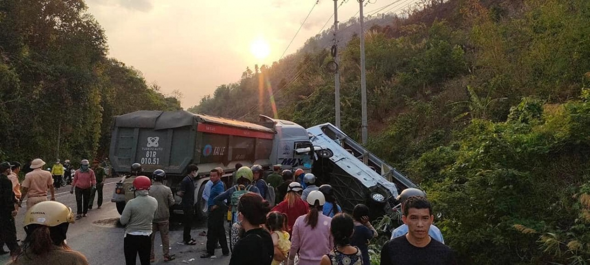 Xe tham quan gặp nạn khiến 1 người tử vong, 23 người bị thương ở Kon Tum